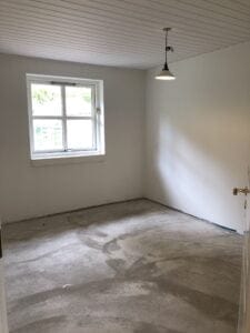 Tomt værelse med hvidt loft og vindue
